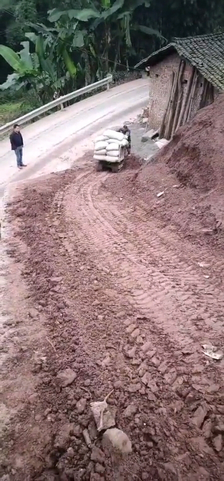 手扶爬山虎履帶車：狹窄空間運輸?shù)男吕?>
						</div>
						<h1>手扶爬山虎履帶車：狹窄空間運輸?shù)男吕?/h1>
						<p>手扶爬山虎履帶車：狹窄空間運輸?shù)男吕?nbsp; 手扶爬山虎”的履帶式運輸車憑借其卓越的性能和靈活的適應(yīng)性，在狹窄空間運輸領(lǐng)域引起了廣泛關(guān)注。這款由立派機械制造推出的創(chuàng)新產(chǎn)品，不僅解決了傳統(tǒng)運輸車輛在狹窄空間作業(yè)時的諸多難題，更為農(nóng)業(yè)、果園、山地等復雜地形的運輸作業(yè)提供了全新的解決方案。手扶爬山虎履帶車以其獨特的履帶設(shè)計和強大的爬坡能力著稱。其橡膠履帶夠勝任更深的坑洼和坡度，確保了車輛在運輸過程中的平穩(wěn)性和對地面的最小損害。據(jù)介紹，該車的承載接地比壓小，能夠輕松應(yīng)對更深的泥坑、水池以及復雜的石塊路面，展現(xiàn)出其卓越的越野能力。   在狹窄空間作業(yè)方面，手扶爬山虎履帶車更是展現(xiàn)出了其獨特的優(yōu)勢。其小巧的結(jié)構(gòu)和強大的載重能力，使得車輛能夠輕松穿越狹窄的山石、林地和建筑物，減少了修建道路的費用和時間成本。同時，車輛配備的電啟動系統(tǒng)和集中手柄設(shè)計，使得操作更加便捷、流暢，提高了工作效率和駕駛的舒適性。除了以上特點外，手扶爬山虎履帶車還具備強大的牽引力和爬坡抓地性能。其柴油發(fā)動機為整車提供了強勁的動力支持，通過機械傳動方式驅(qū)動，并配備多種擋位選擇，確保了車輛在各種工況下都能保持出色的機動性和穩(wěn)定性。這一特點使得手扶爬山虎履帶車在山地果園的物資運輸、水利工程的材料輸送以及礦山開采的礦石轉(zhuǎn)運等領(lǐng)域具有廣泛的應(yīng)用前景。 2024-08-06  隨著農(nóng)業(yè)現(xiàn)代化和基礎(chǔ)設(shè)施建設(shè)的不斷推進，對運輸車輛的要求也越來越高。手扶爬山虎履帶車的出現(xiàn)，無疑為這些領(lǐng)域帶來了全新的選擇。它不僅解決了傳統(tǒng)運輸車輛在狹窄空間作業(yè)時的難題，還提高了運輸效率和安全性，為農(nóng)業(yè)生產(chǎn)和基礎(chǔ)設(shè)施建設(shè)提供了有力支持。  未來，隨著技術(shù)的不斷進步和市場的不斷拓展，手扶爬山虎履帶車有望在更多領(lǐng)域發(fā)揮重要作用。我們期待這款創(chuàng)新產(chǎn)品能夠繼續(xù)引領(lǐng)行業(yè)潮流，為推動我國農(nóng)業(yè)現(xiàn)代化和基礎(chǔ)設(shè)施建設(shè)貢獻更多力量。</p>
					</div>
				</a>
			</div>
			
		  
			
			<div   id=